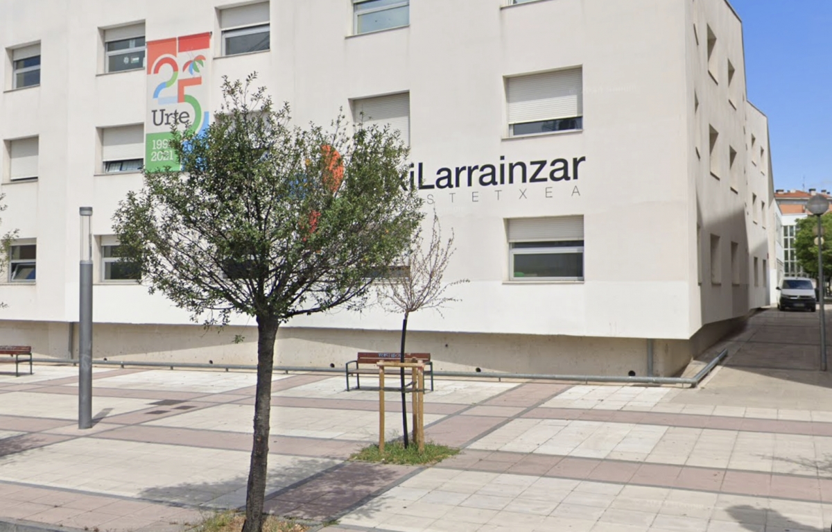 El alumbrado del entorno peatonal del CEIP Patxi Larrainzar en el barrio de Rotxapea estará renovado a finales de año