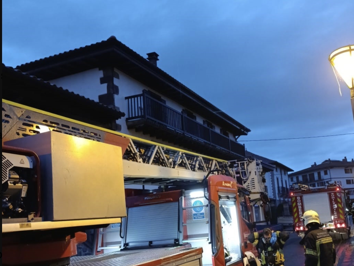 Arde el tejado de una casa en Arizkun (Baztan)