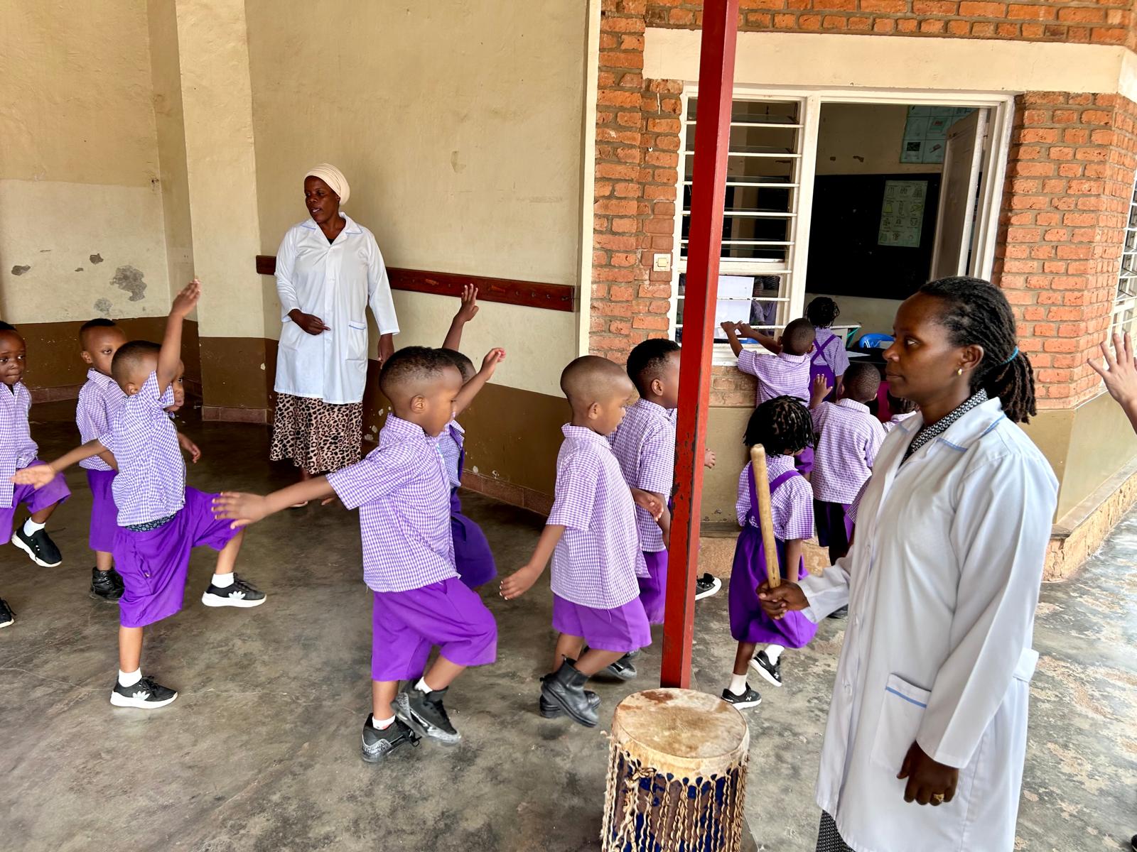 Maeztu visita en Ruanda dos proyectos cofinanciados por Navarra para la prevención y tratamiento del SIDA y para la protección a la infancia y adolescencia