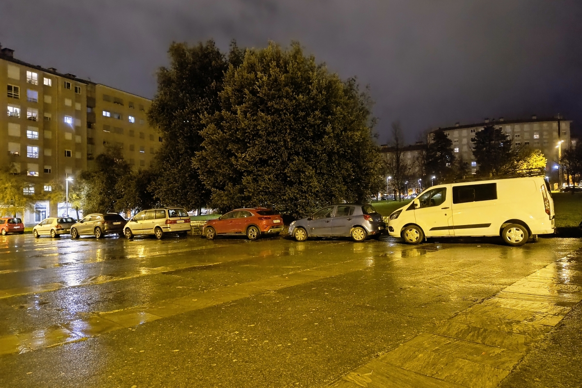 Peligro por posible desbordamiento del Arga en Pamplona: evacuaciones en aparcamientos ante la crecida del río