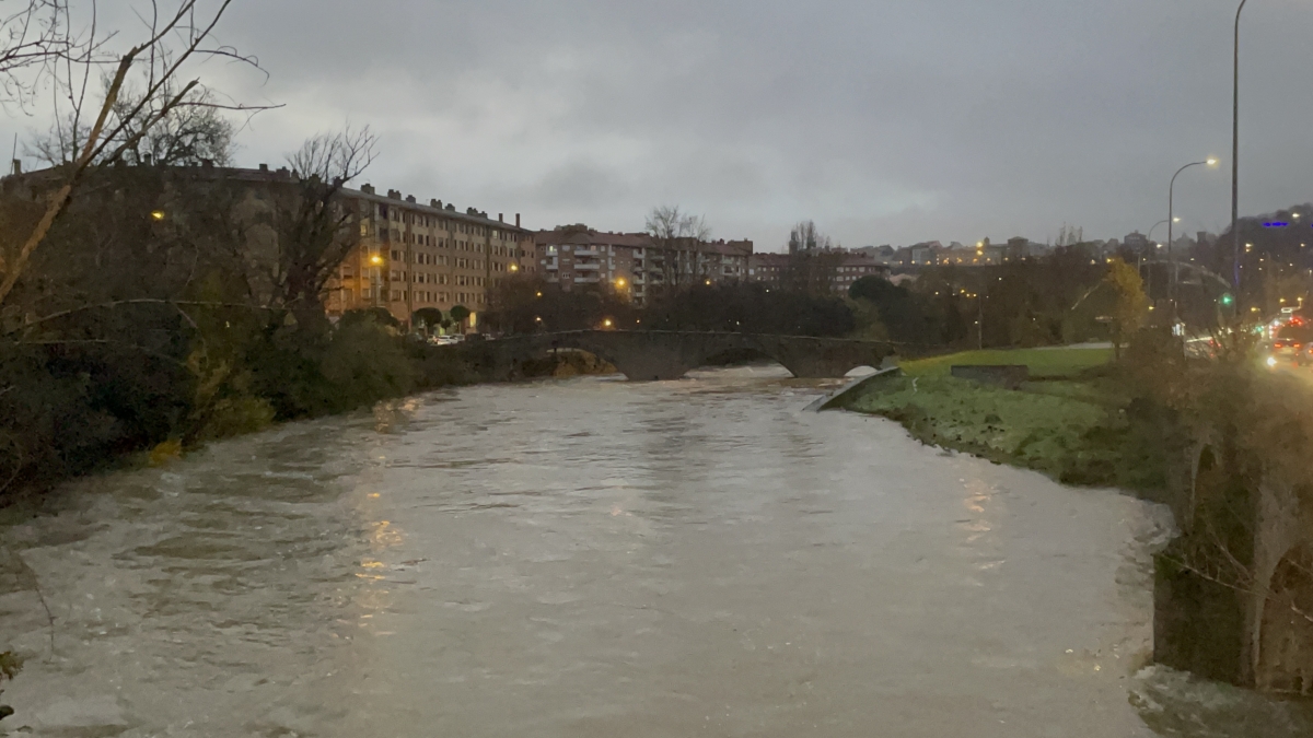 Salvan a un hombre que cayó al Río Arga en el entorno del puente del Plazaola