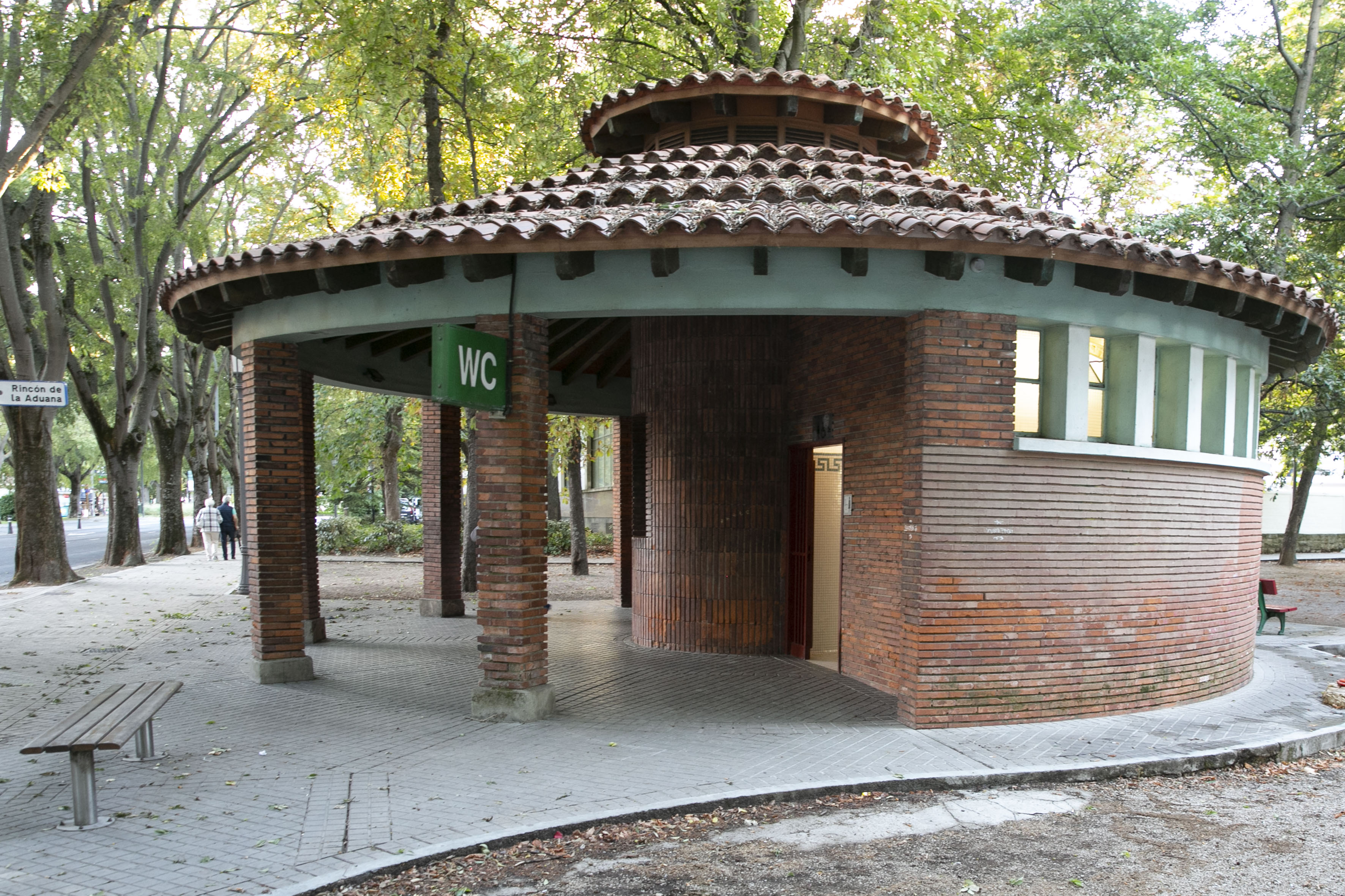 Pamplona aprueba el contrato de gestión de aseos públicos municipales, la Casa de Baños y duchas de Antoniutti
