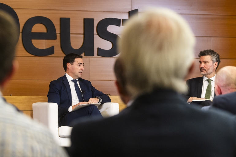 El Lehendakari Imanol Pradales defiende la importancia de fortalecer la democracia en Euskadi ante el auge de los movimientos antidemocráticos