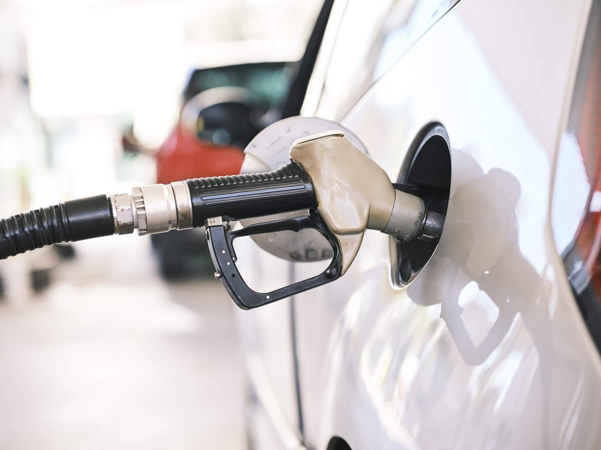 El Gobierno activa una ayuda decreciente al carburante sobre el impuesto de hidrocarburos hasta su fin en octubre