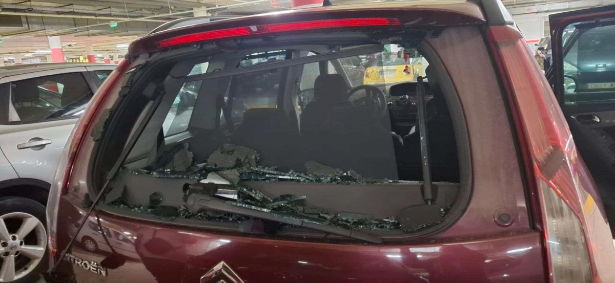 Se enrabieta por una discusión de tráfico, le sigue hasta La Morea y le destroza la luna del coche: acabó detenido