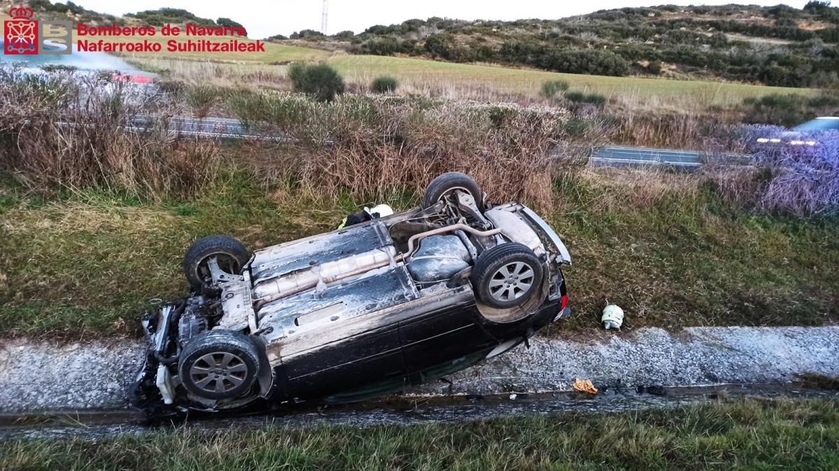 Dos heridos tras una salida de vía con vuelco en la AP-15, en Pueyo