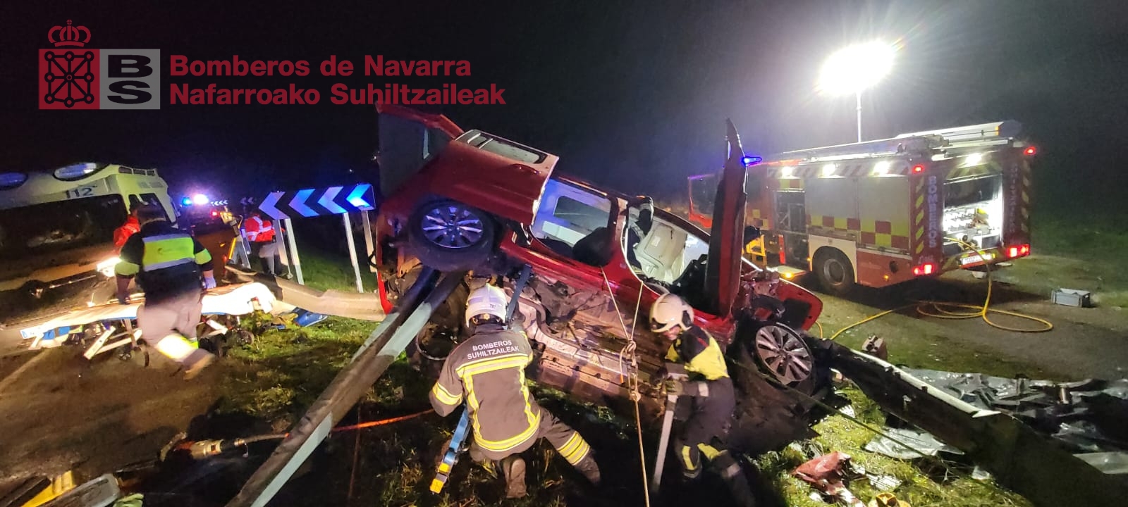 Un herido grave tras sufrir un aparatoso vuelco en Iza