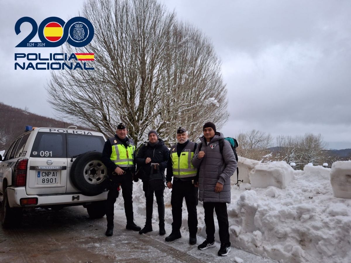 Policía Nacional auxilia en Valcarlos a dos peregrinos brasileños y uno chino que necesitaron ayuda