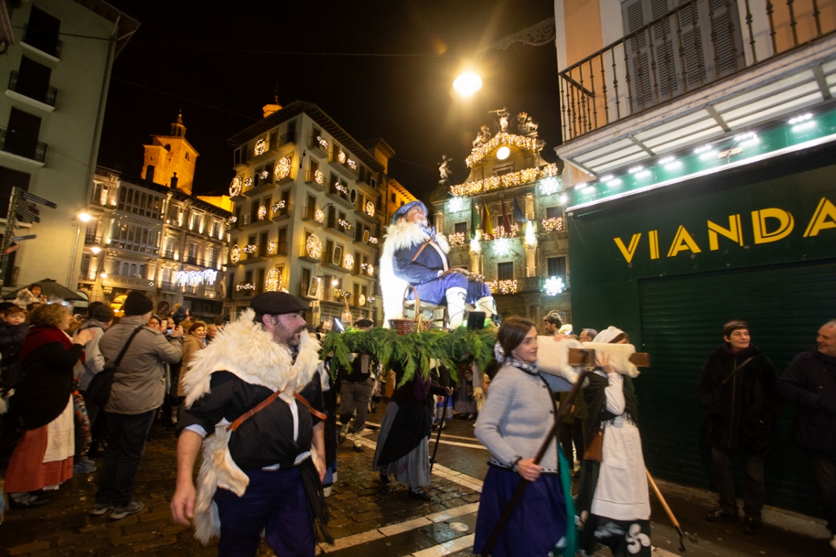 Pamplona reparte 20.000 cartas en comercios para que los niños y niñas escriban a Olentzero y los Reyes Magos