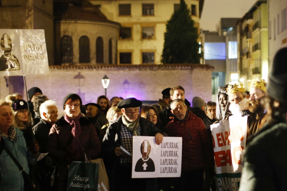 [GALERIA] La Plataforma de Defensa del Patrimonio Navarro volvió a entregar carbón al Arzobispado