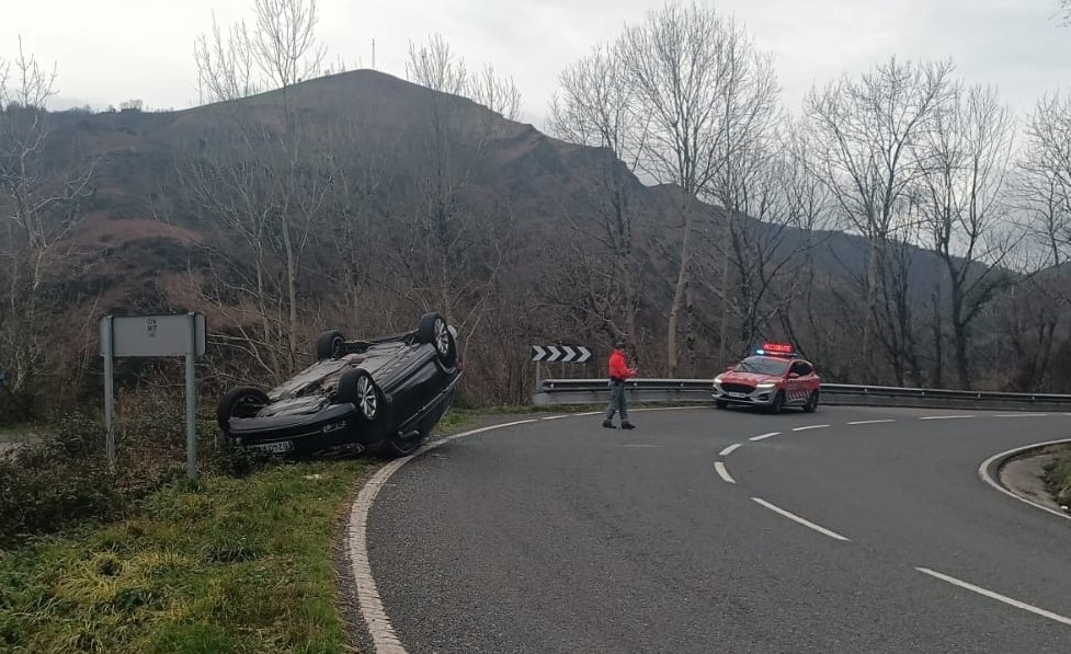 Una conductora francesa de 21 años, herida tras un aparatoso vuelco en Luzaide/Valcarlos