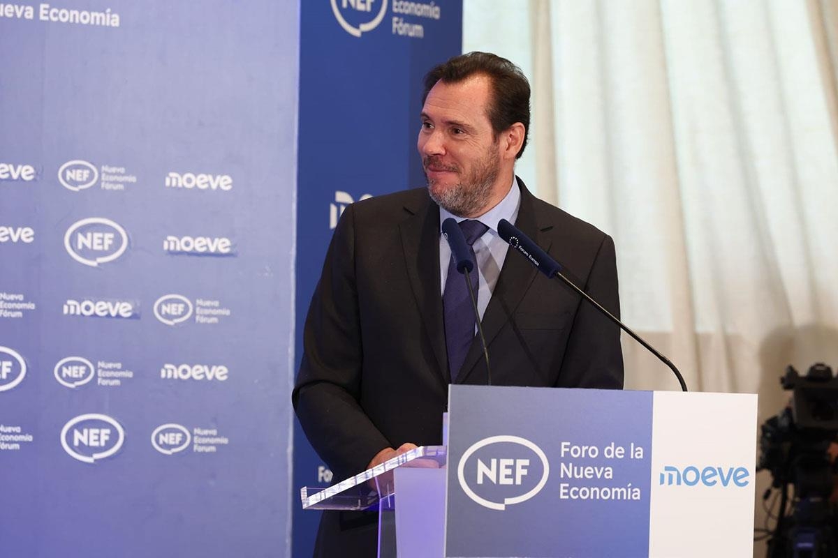 Puente anuncia que en 2026 se pondrá en marcha el billete único de transporte (bus y ferrocarril) para toda España