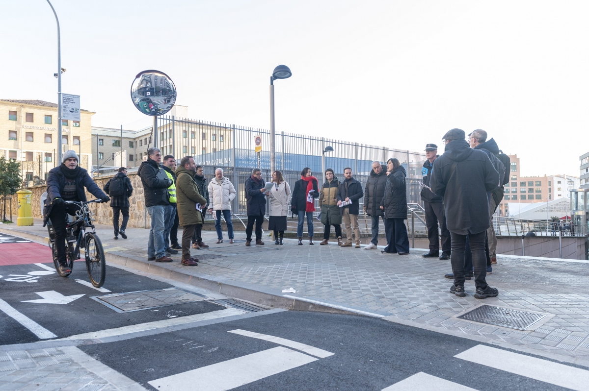La comisión de Urbanismo visita la zona recién urbanizada y asfaltada en Abejeras