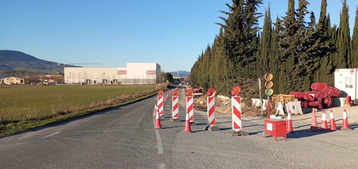 En marcha las obras de la nueva acera entre los polígonos Osasuna y Berroa en Tajonar