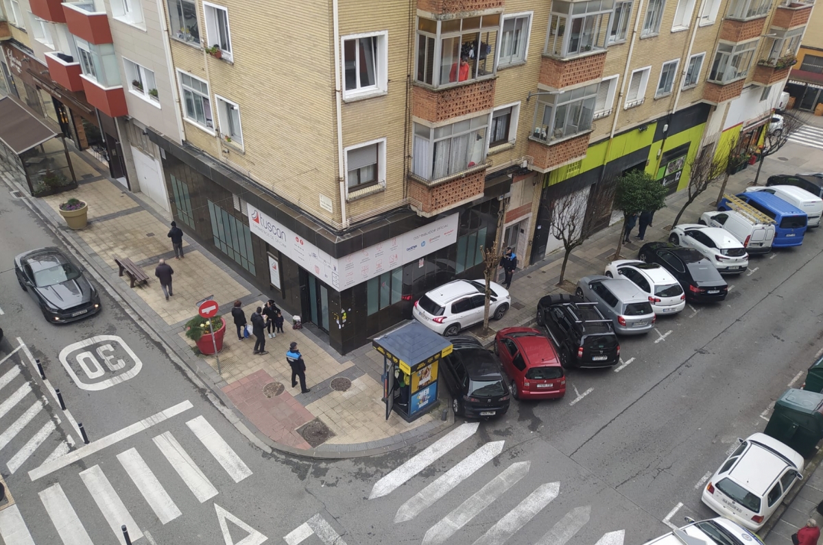 Susto en Berriozar:  un coche circula por la acera y casi atropella a un niño en la calle Iruñalde