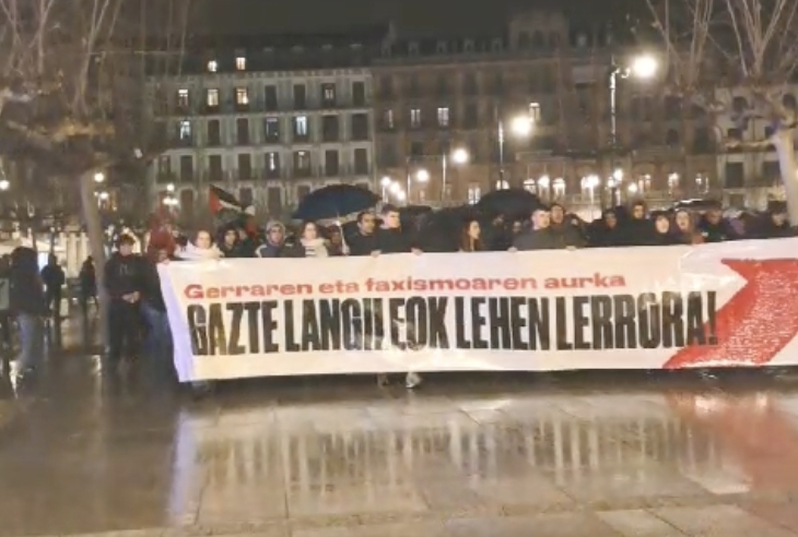 Miles de jóvenes toman las calles de Pamplona contra la guerra y el fascismo