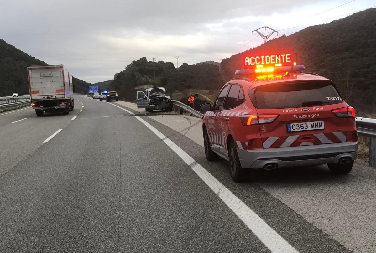 Tres heridos leves tras una salida de vía en la AP-15 en Izurdiaga