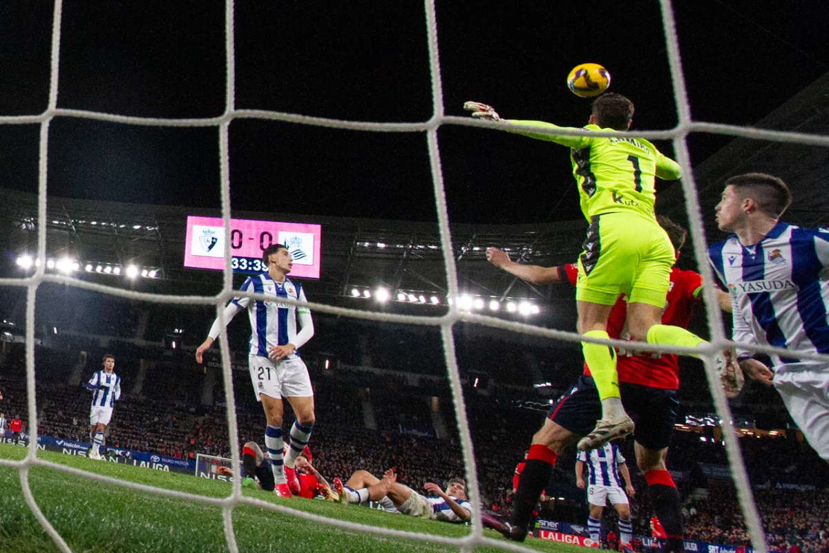 Oyarzabal rescata un punto de penalti para la real sociedad en el Martínez Valero antes del parón liguero