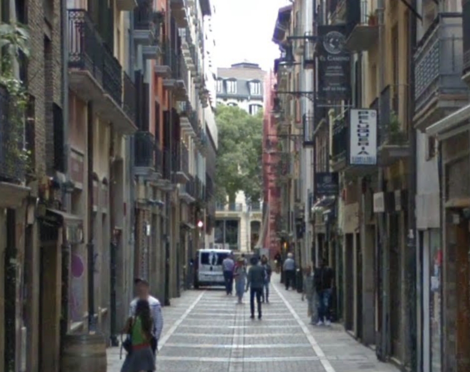 Un repartidor sufre una lesión en la cabeza mientras descargaba mercancía en la calle San Gregorio