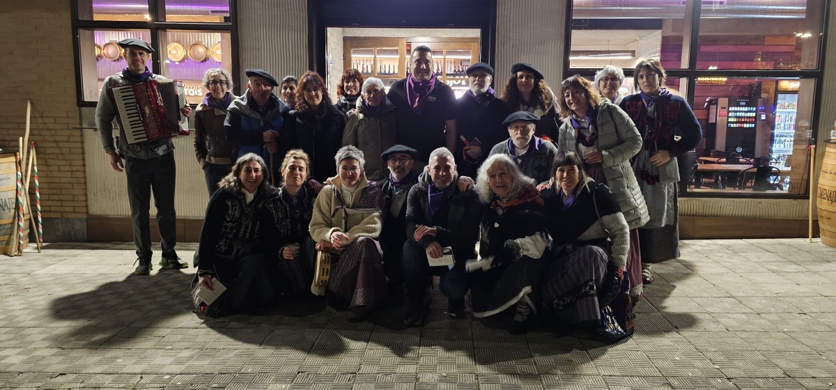 La Kalejira previa a Santa Águeda recorre Sarriguren con ánimo festivo