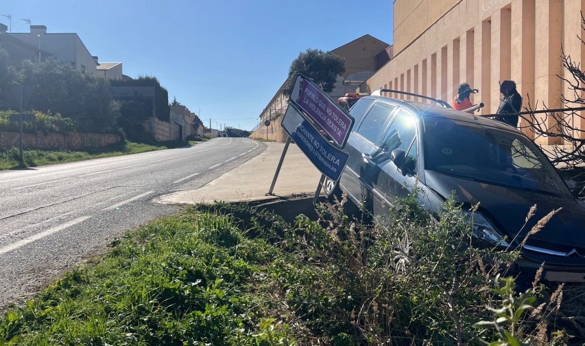 Un coche sin conductor recorre 200 metros en Murchante y se estampa en dos señales 