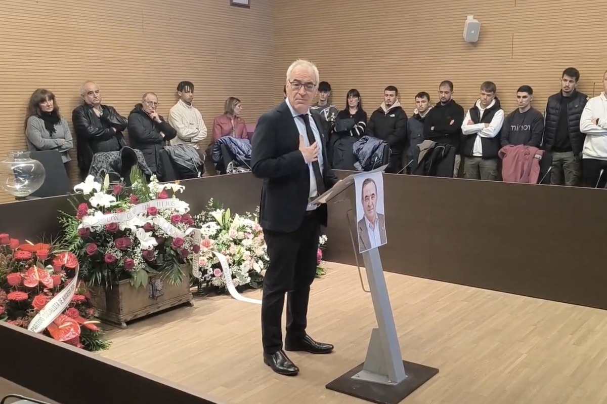 Emotivo homenaje al fallecido ex alcalde de Berriozar, Benito Ríos en el salón de plenos del Ayuntamiento