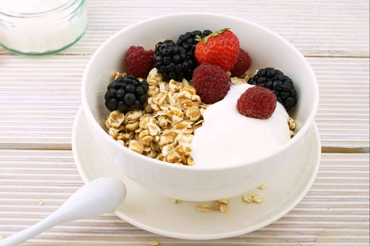 Ni fecha de caducidad ni enemigo de la gripe; la ciencia desmiente bulos sobre el yogur