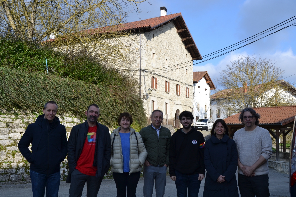 Visita parlamentaria al proyecto de Casa Itsasonea en el concejo de Muskitz 