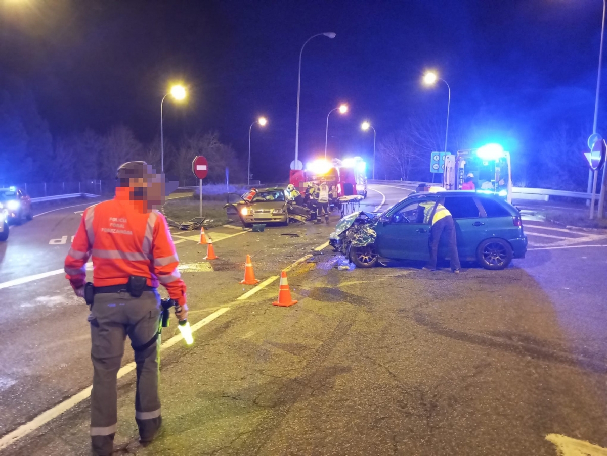 Dos heridos, de 58 y 20 años, tras  una colisión entre dos vehículos en Iza