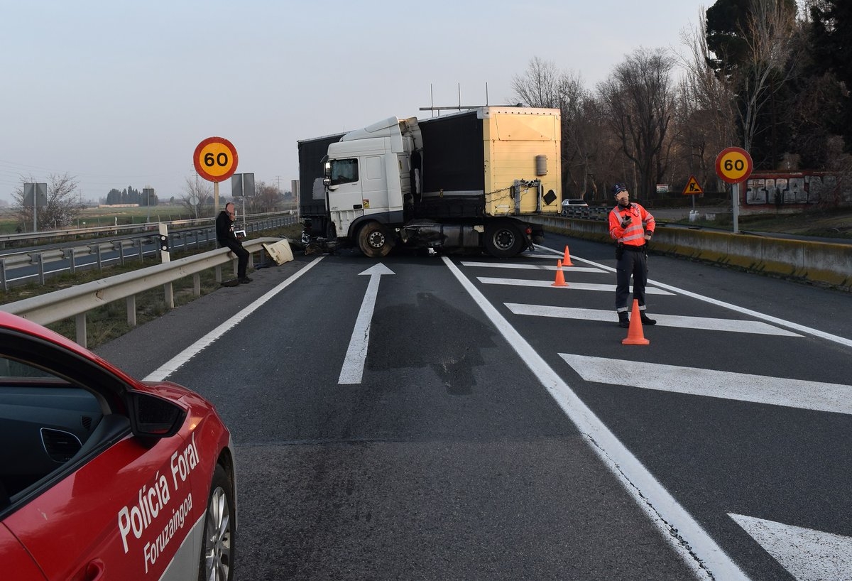 Imputado un camionero tras sufrir un accidente en la A-68 en Cortes: tenía el carné retirado por alcoholemia