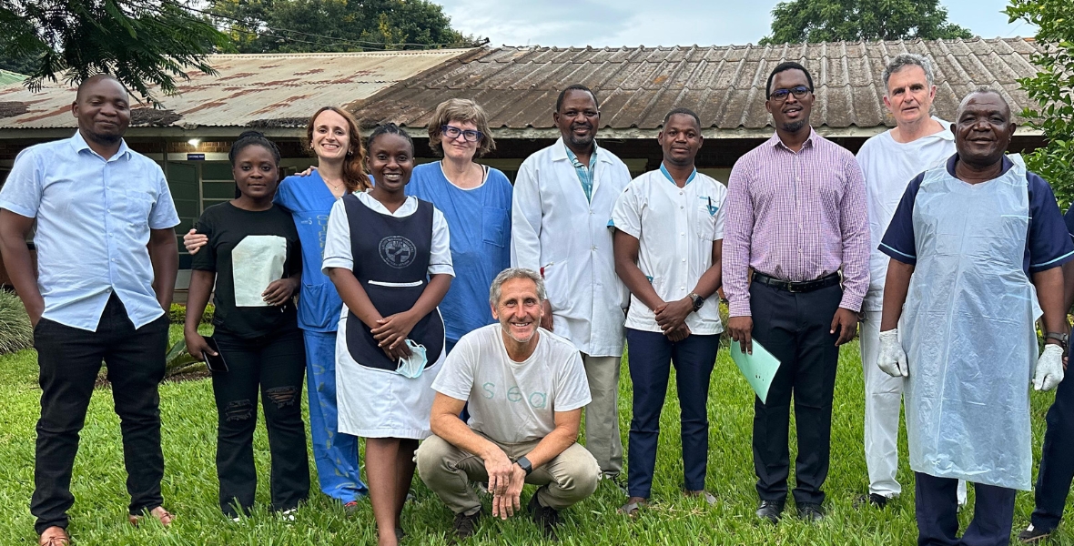 Un dermatólogo de la CUN lidera un equipo que extirpa 70 tumores malignos entre la población albina de Malawi