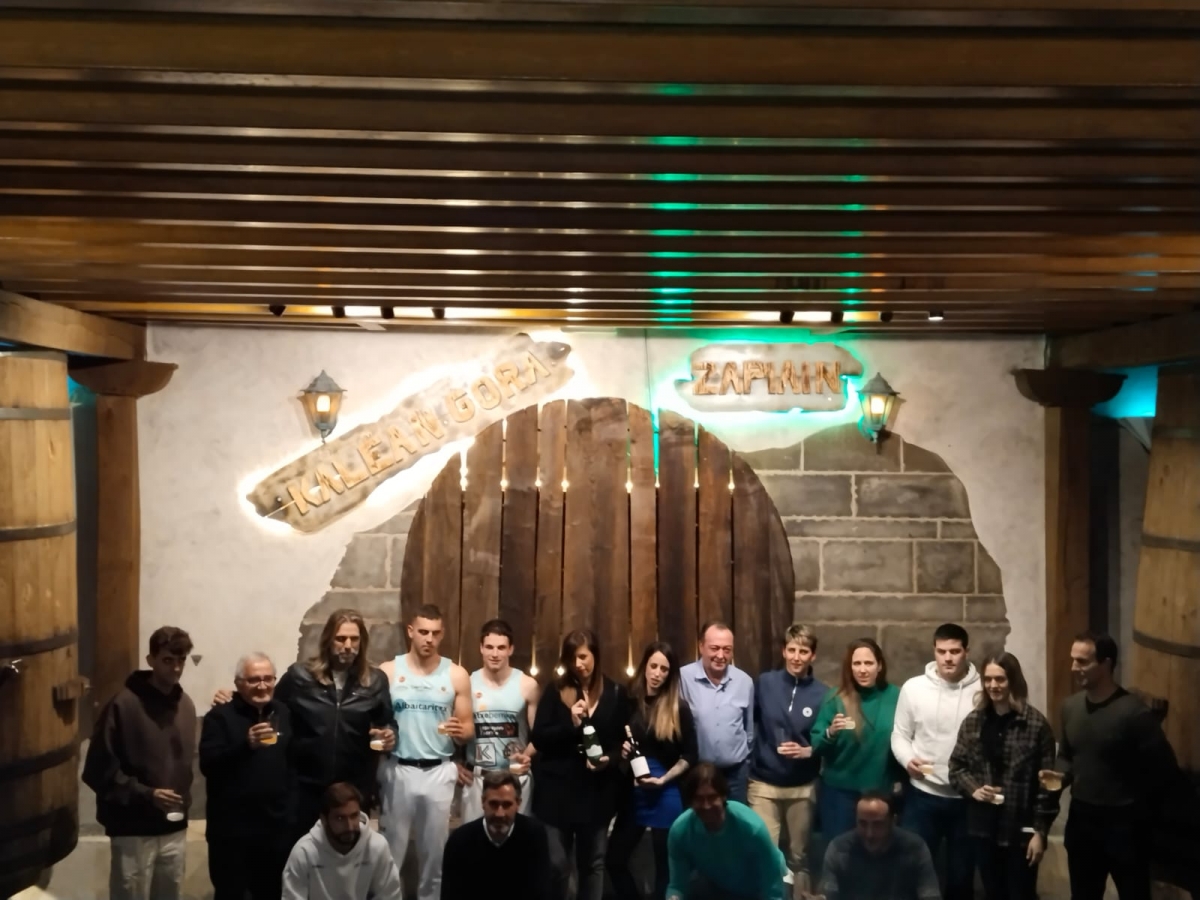 La sidrería Kalean Gora de Pamplona celebra el Txotx 2025 con un vibrante homenaje a la sidra, el deporte y la tradición