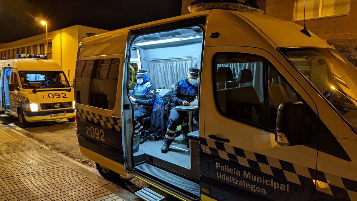 Sorprenden a un menor conduciendo sin luces un vehículo por la Rotxapea