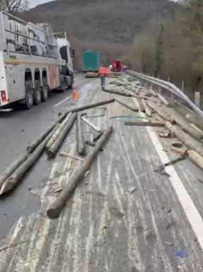 Accidente en Anue: un camión pierde el control y parte de su carga en la NA121A  
