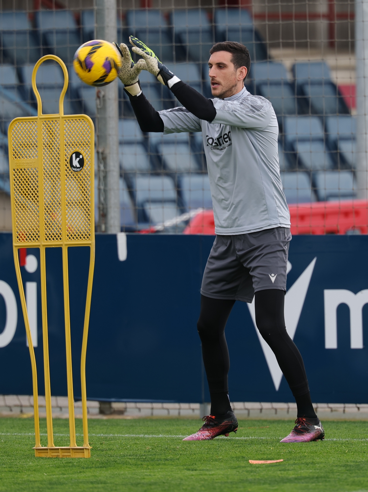  Pablo Valencia y Asier Osambela, participan en el entrenamiento de Osasuna que sigue todavía sin Aimar