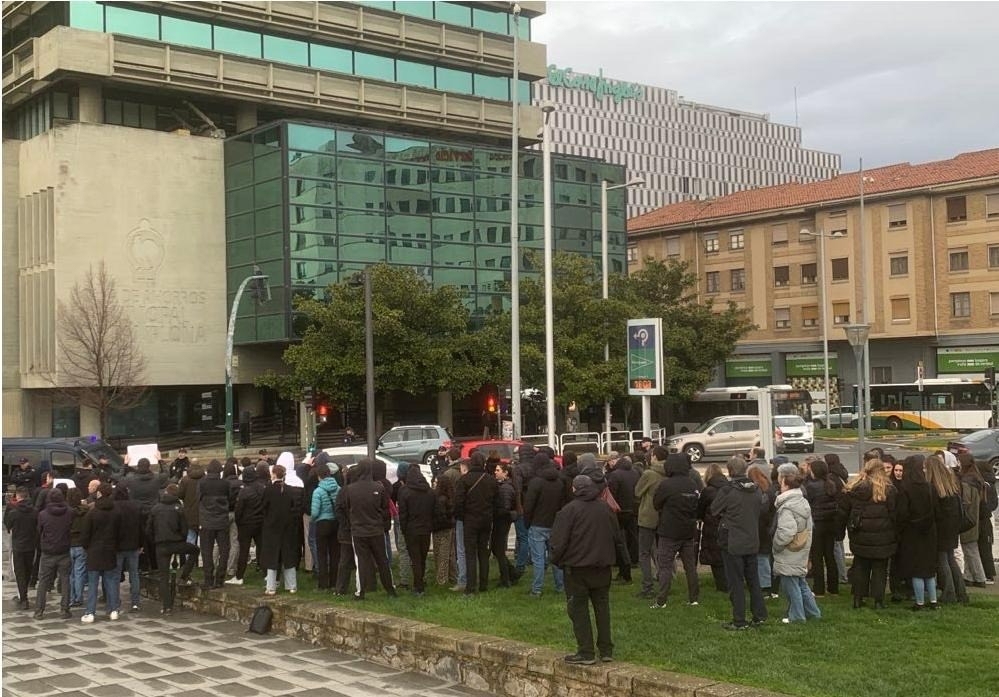 Protesta de la Gazte Koordinadora Sozialista contra el rearme y la guerra coincidiendo con el mitin de Pedro Sánchez 