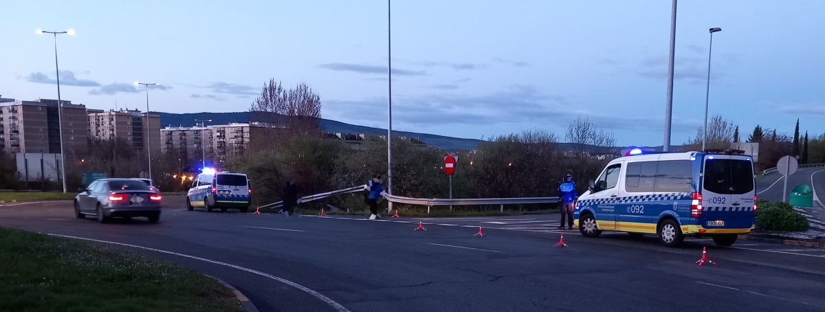 Un conductor ebrio se da a la fuga tras un accidente en Iturrama y es interceptado con el coche sin seguro ni ITV