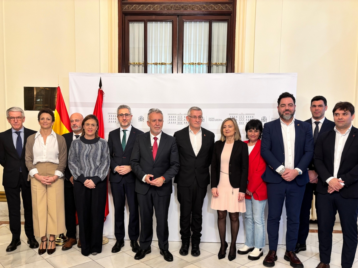 El Gobierno de España y Navarra firman el traspaso de la competencia plena de tráfico para la Comunidad Foral