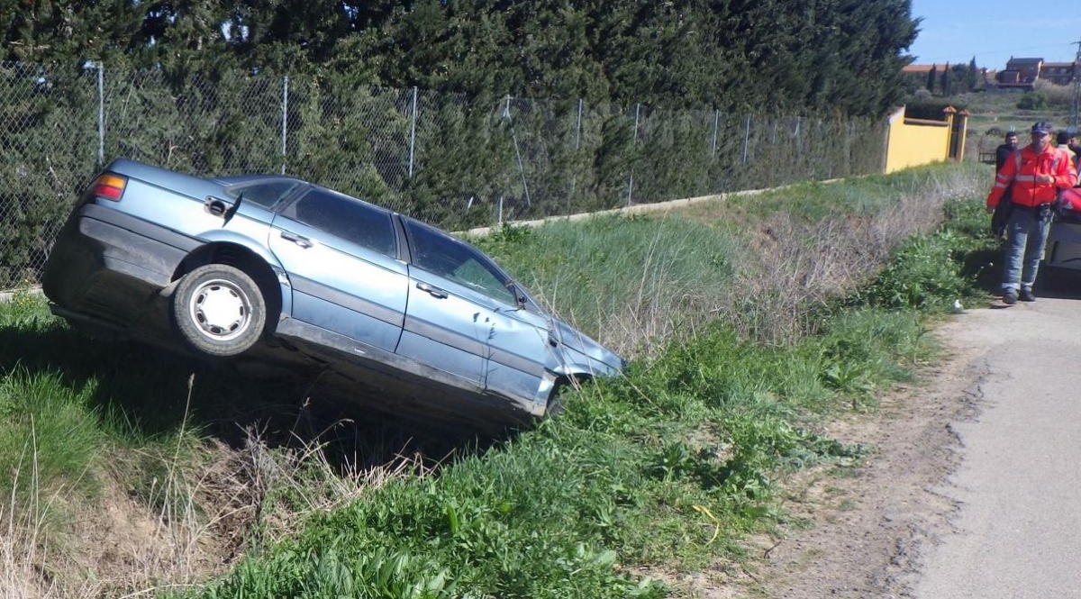 Un niño de 14 años coge el coche de sus padres y lo estrella contra una cuneta en Murchante