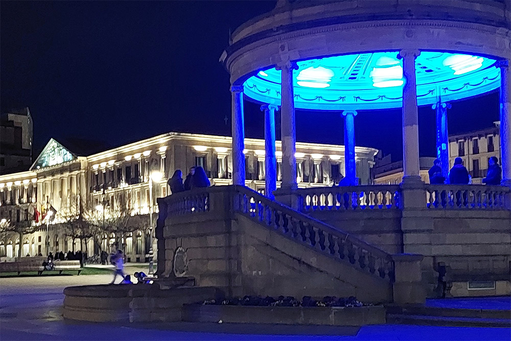 El kiosko de la Plaza del Castillo se ilumina este sábado en color morado por el Día Mundial del Lupus
