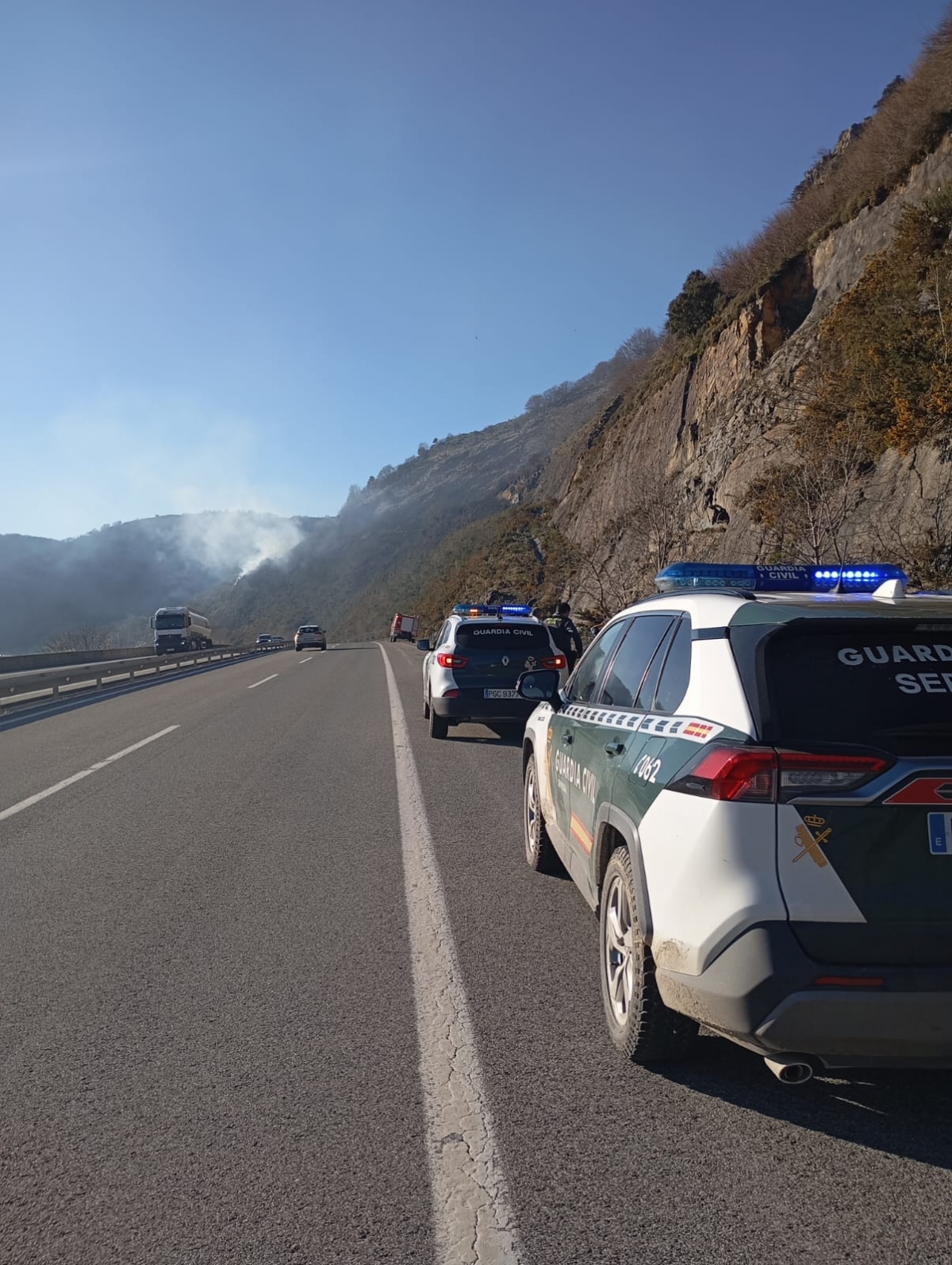Sofocan una quema de rastrojo que se había descontrolado junto a la A-15, en Azpirotz-Lezaeta (Larraun)