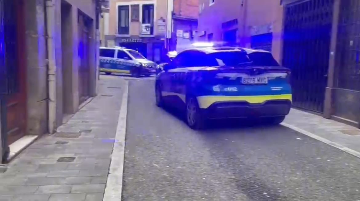 Varios jóvenes asaltan una bajera en Pamplona con palos y se enfrentan entre sí con cuchillos en plena calle Descalzos
