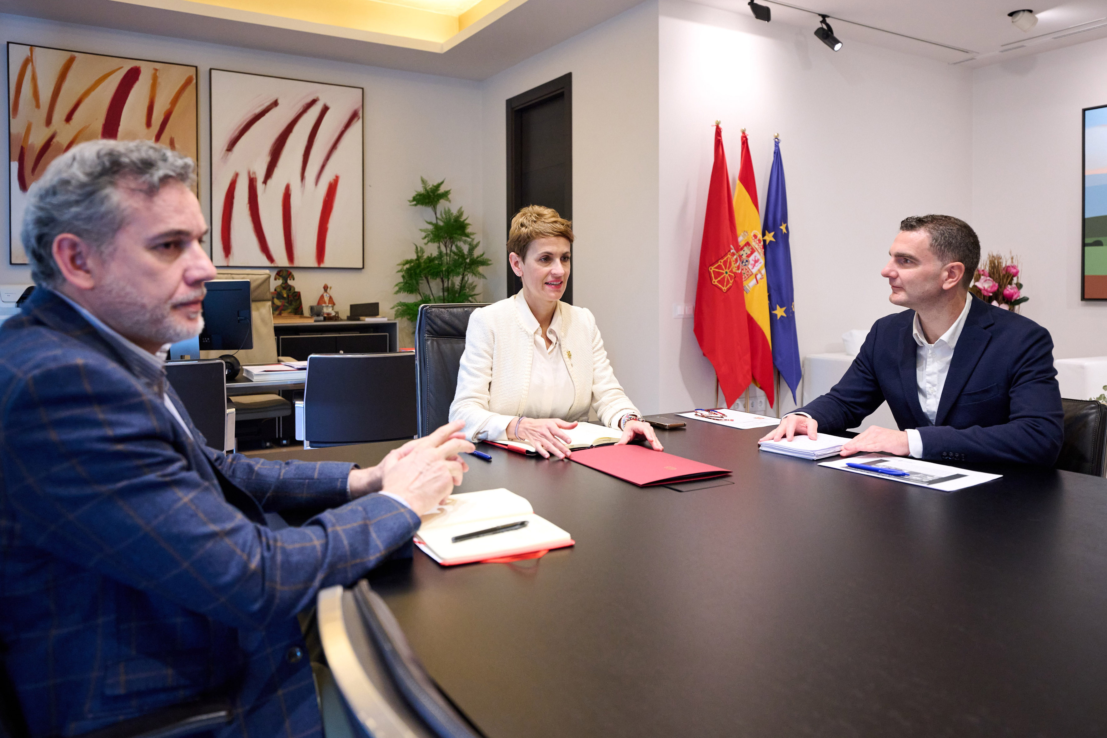 La Presidenta, junto al profesor Ramón Salaverría (izquierda de la imagen) y el director general de Digitalización y Servicios Educativos, Luis Calatayud (a la derecha en la foto), durante la reunión. - 