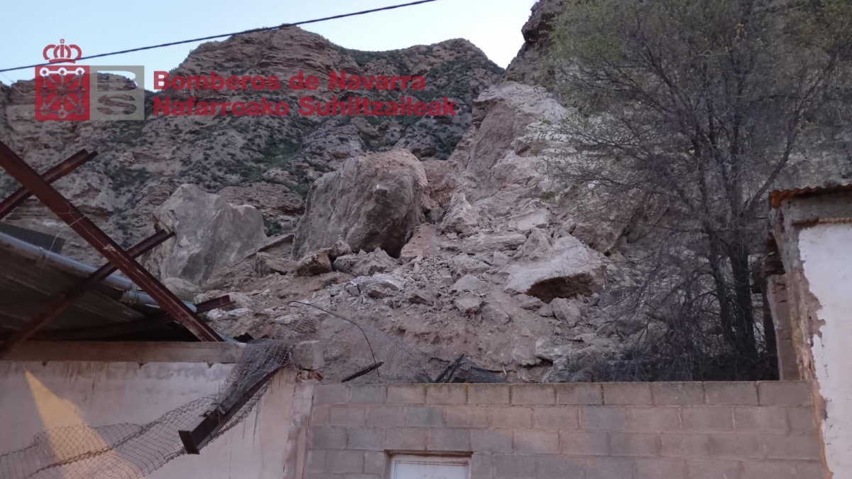 Un desprendimiento obliga a desalojar a trece personas en Azagra