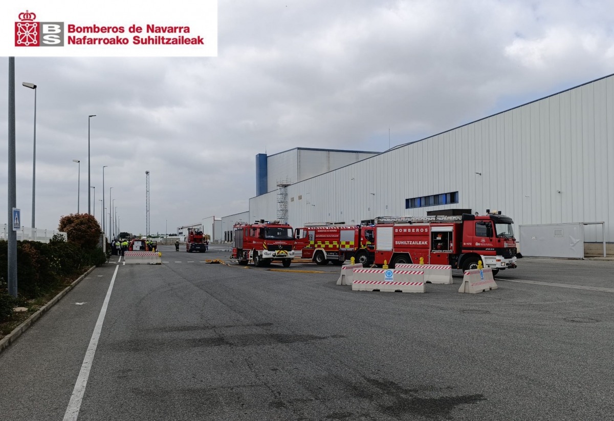 Los bomberos siguen trabajando para extinguir los focos residuales de un incendio en una empresa alimentaria de Funes