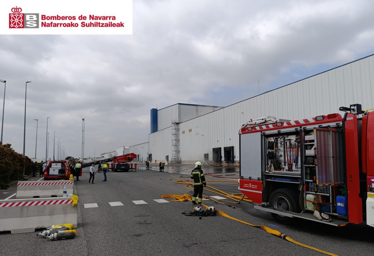 Continúan los trabajos de extinción en el incendio industrial de Funes