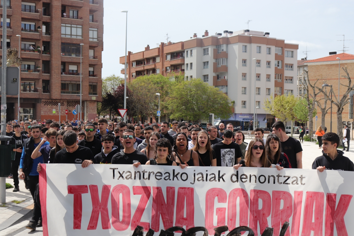 Cerca de 300 personas se manifiestan en la Txantrea en apoyo a las txoznas