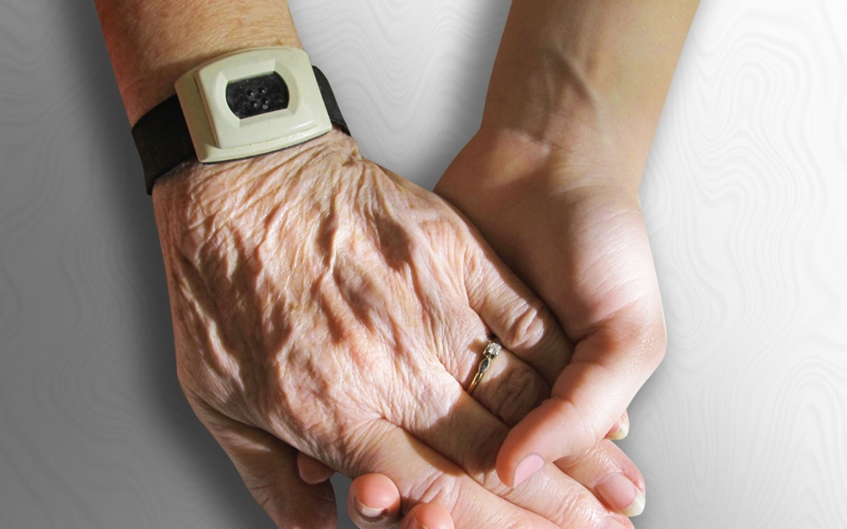 La comunicación intergeneracional: cómo fortalecer los lazos familiares con las personas mayores
