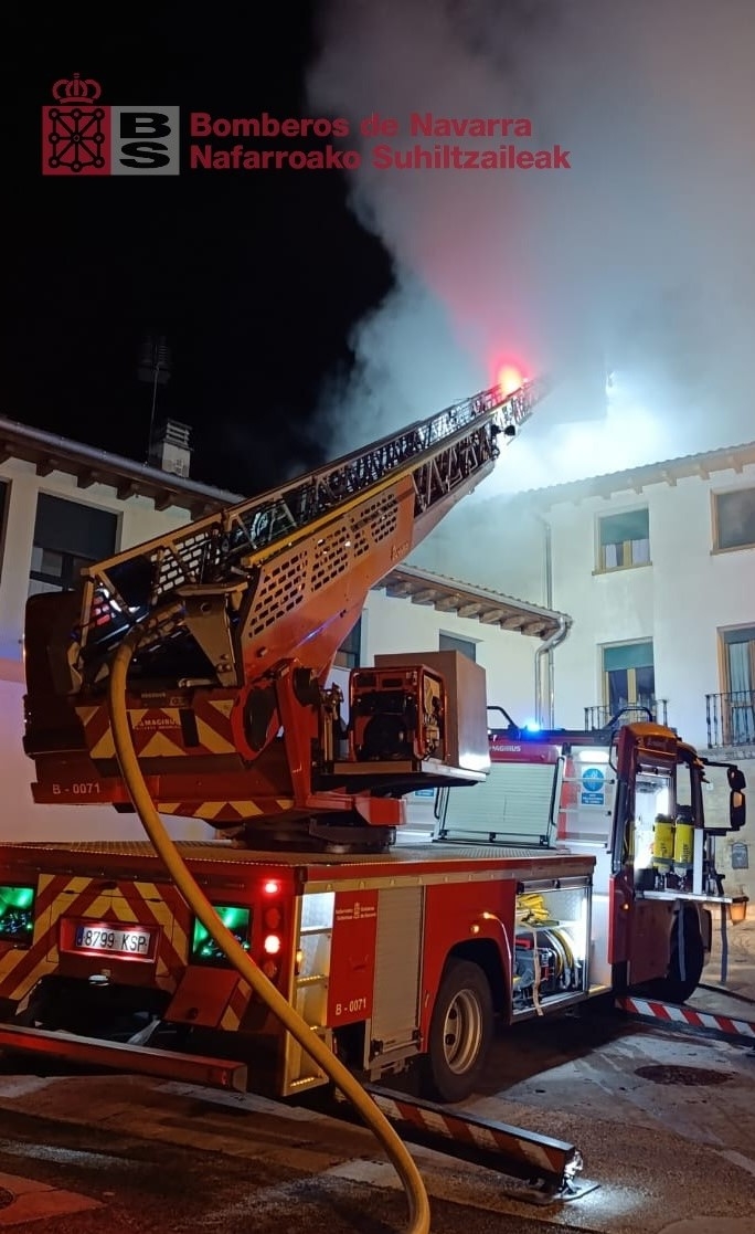 Un incendio en una chimenea moviliza a los bomberos esta madrugada en Arazuri
