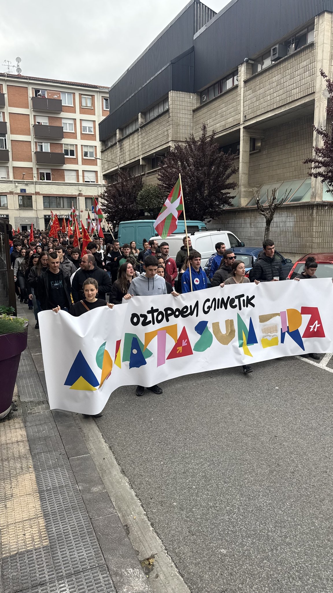 Ernai llena Berriozar en defensa de la libertad de expresión 